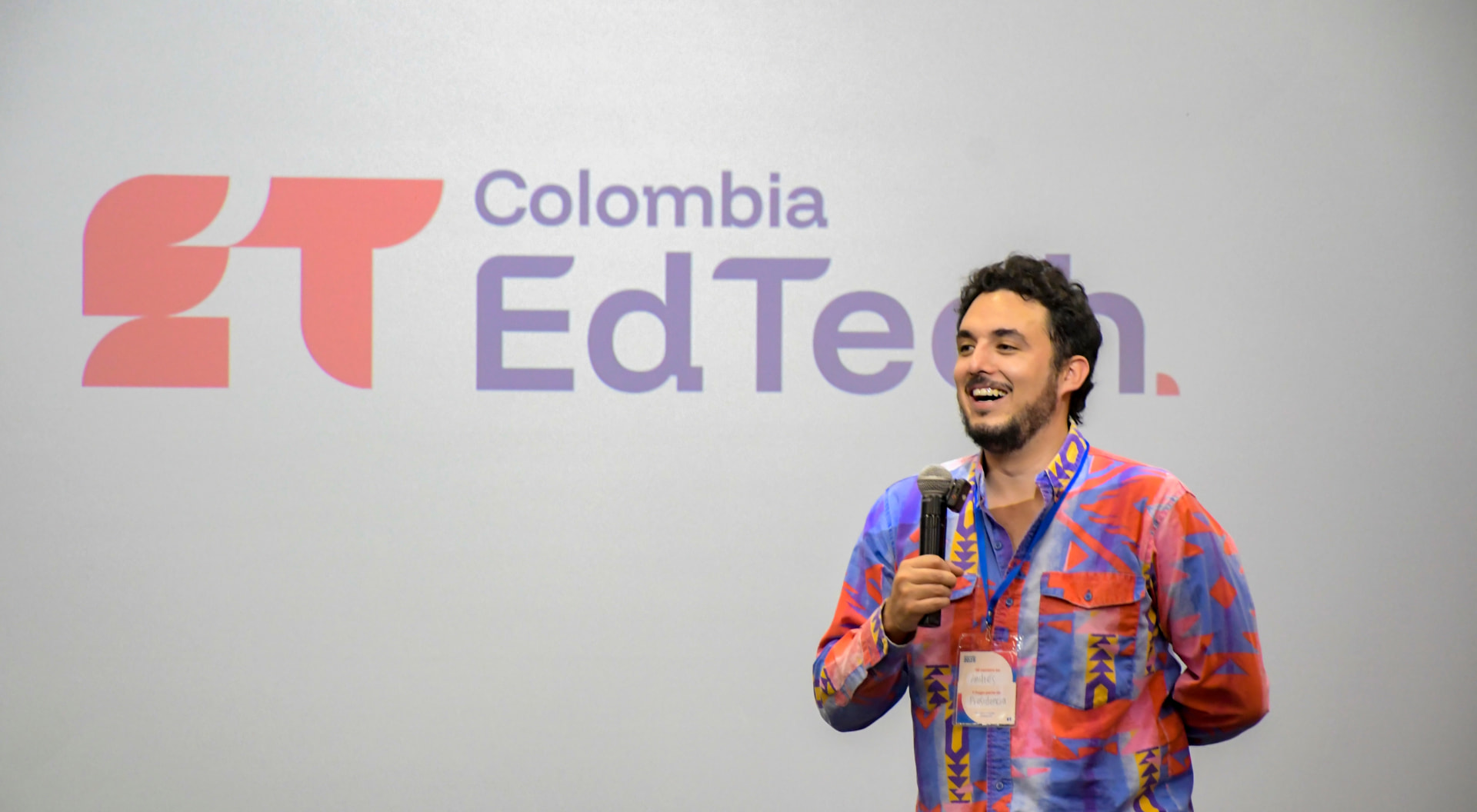 Andy Méndez presentando en una conferencia de Colombia EdTech
